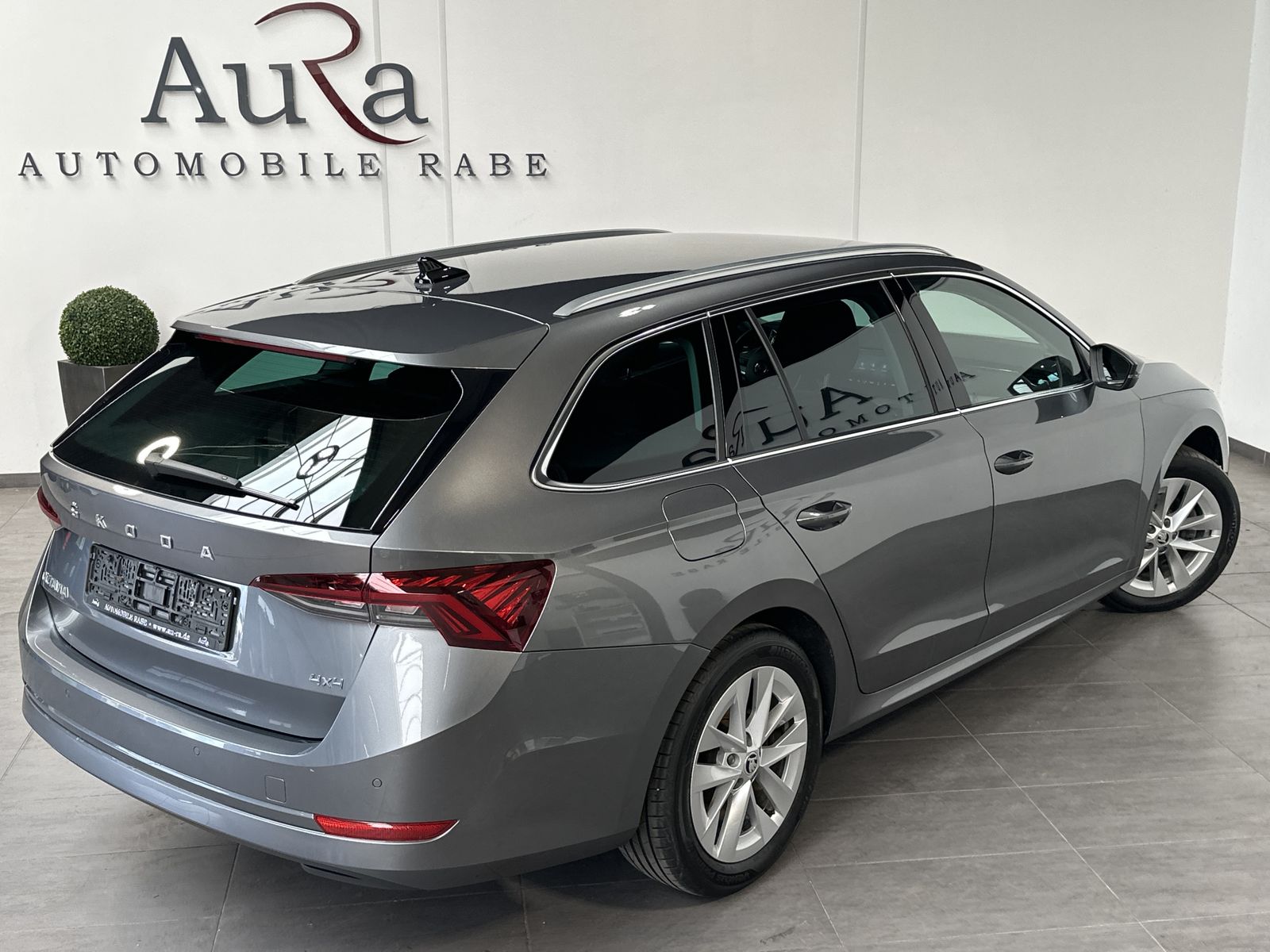 Fahrzeugabbildung SKODA Octavia Combi 2.0 TSI DSG 4x4 Style NAV+LED+AHK