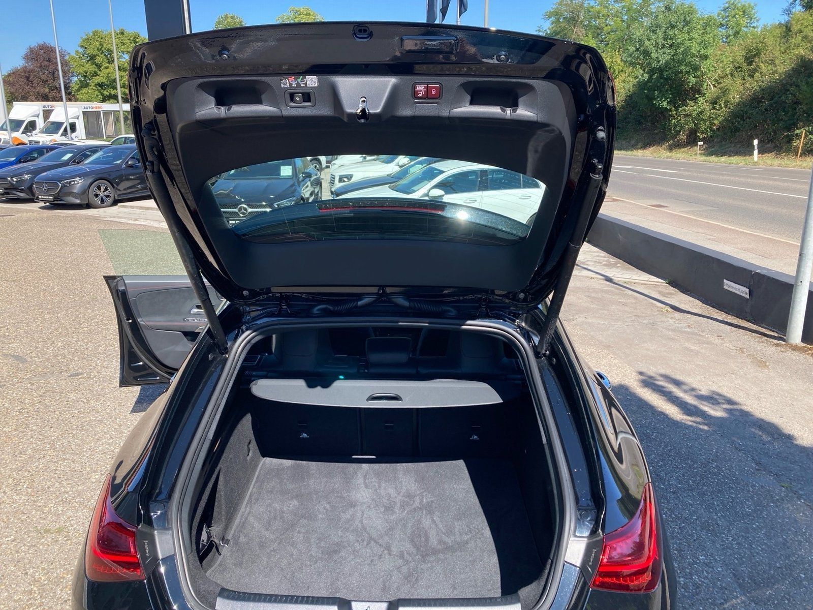Fahrzeugabbildung Mercedes-Benz CLA 200 SB AMG PLUS*AHK*Pano*HUD*360°*MultiBeam*