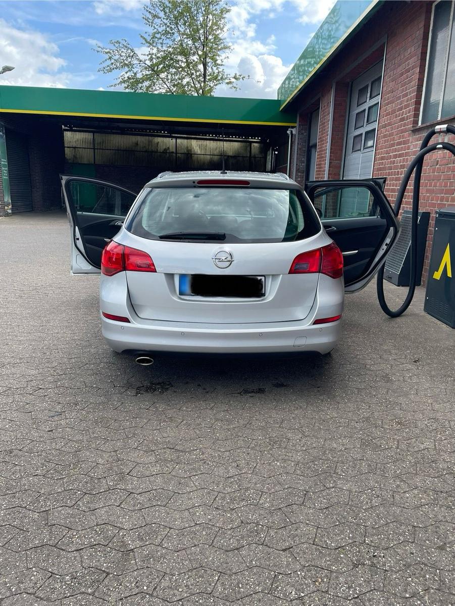 Opel Astra 2011 — rear view