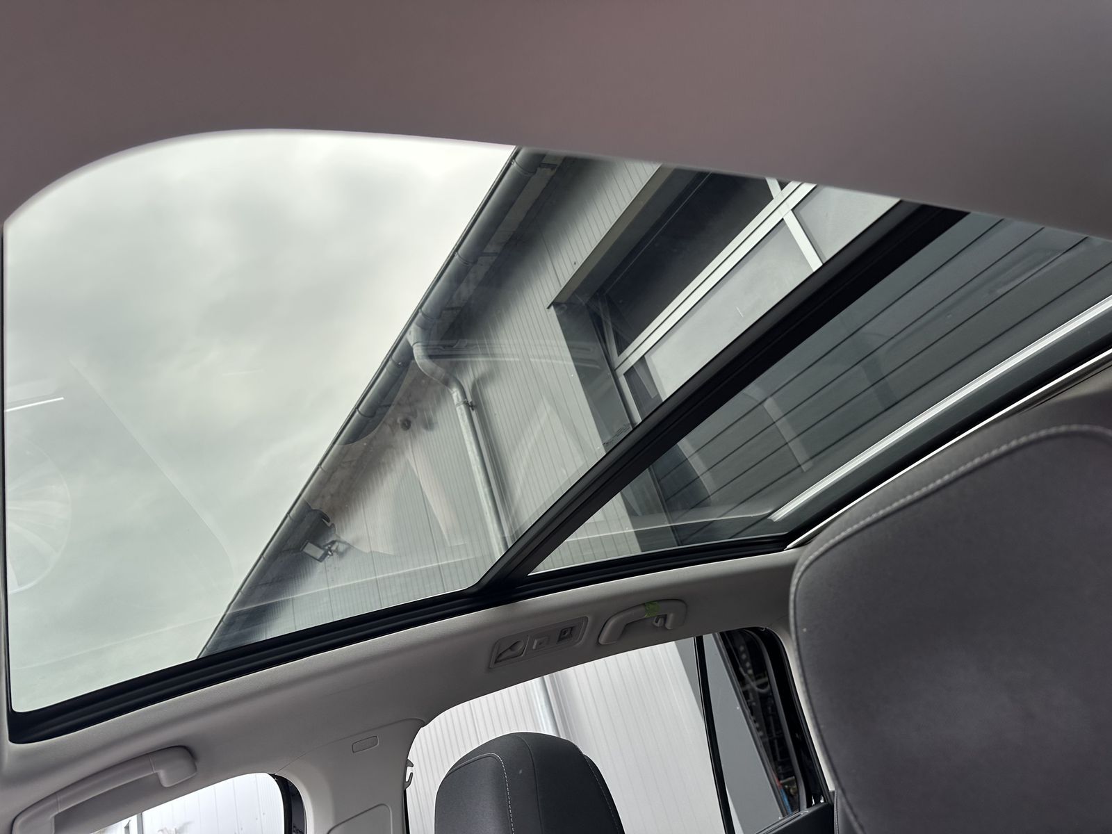 Fahrzeugabbildung Volkswagen Touran 2.0 TDI DSG Highline NAV+LED+ACC+PANO+KAM