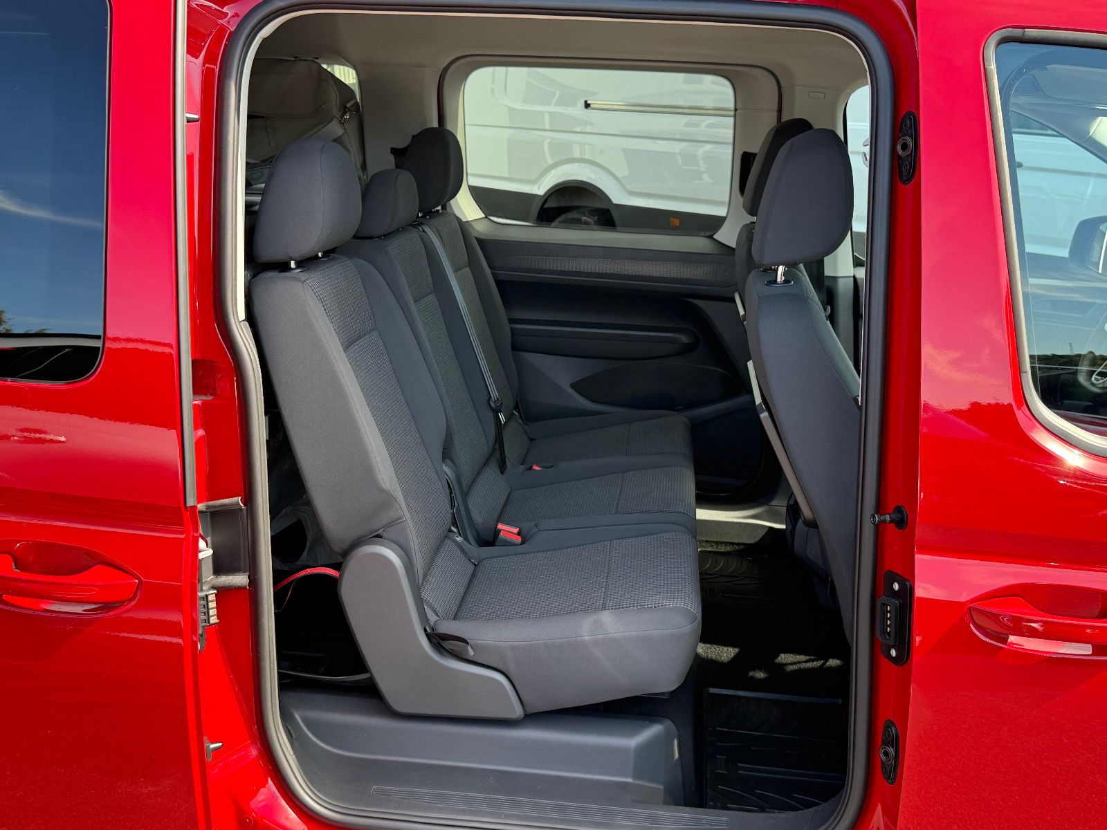 Fahrzeugabbildung Volkswagen Caddy California Maxi DSG ACC AHK LED Kam Sthz