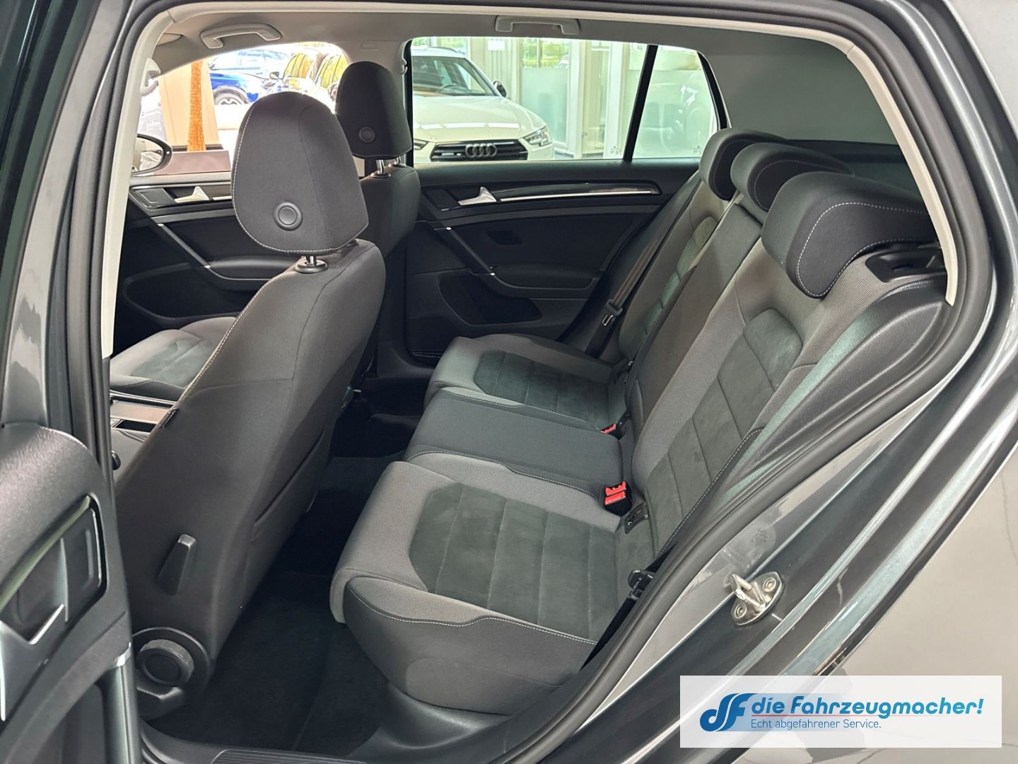 Fahrzeugabbildung Volkswagen Golf VII Highline R-Line Sportpaket Navi LED ACC