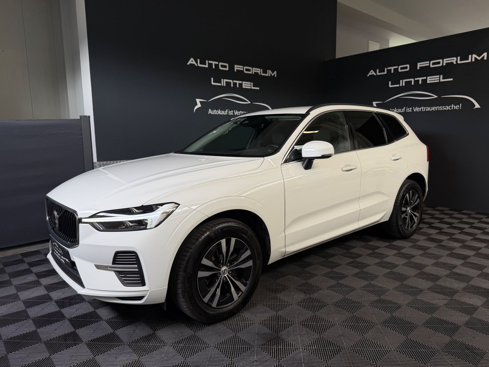 Volvo XC60 Momentum Pro 2WD-LED-8XBEREIFT-MWST-2.HAND imagem 2