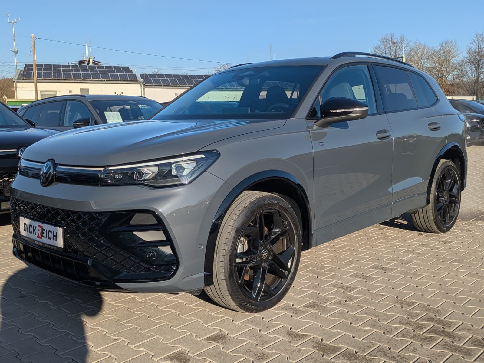 Fahrzeugabbildung Volkswagen Tiguan 2.0 TDI 4M R-Line BLACK*PAN*HK*AHK*MATRIX