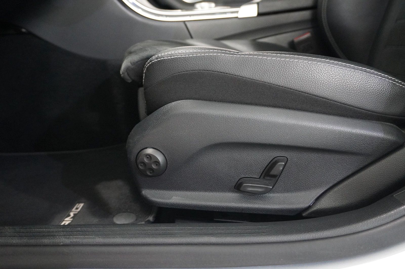 Fahrzeugabbildung Mercedes-Benz C 220D LIM. AMG LINE NAVI/LED/KAMERA/SPORT/AHK