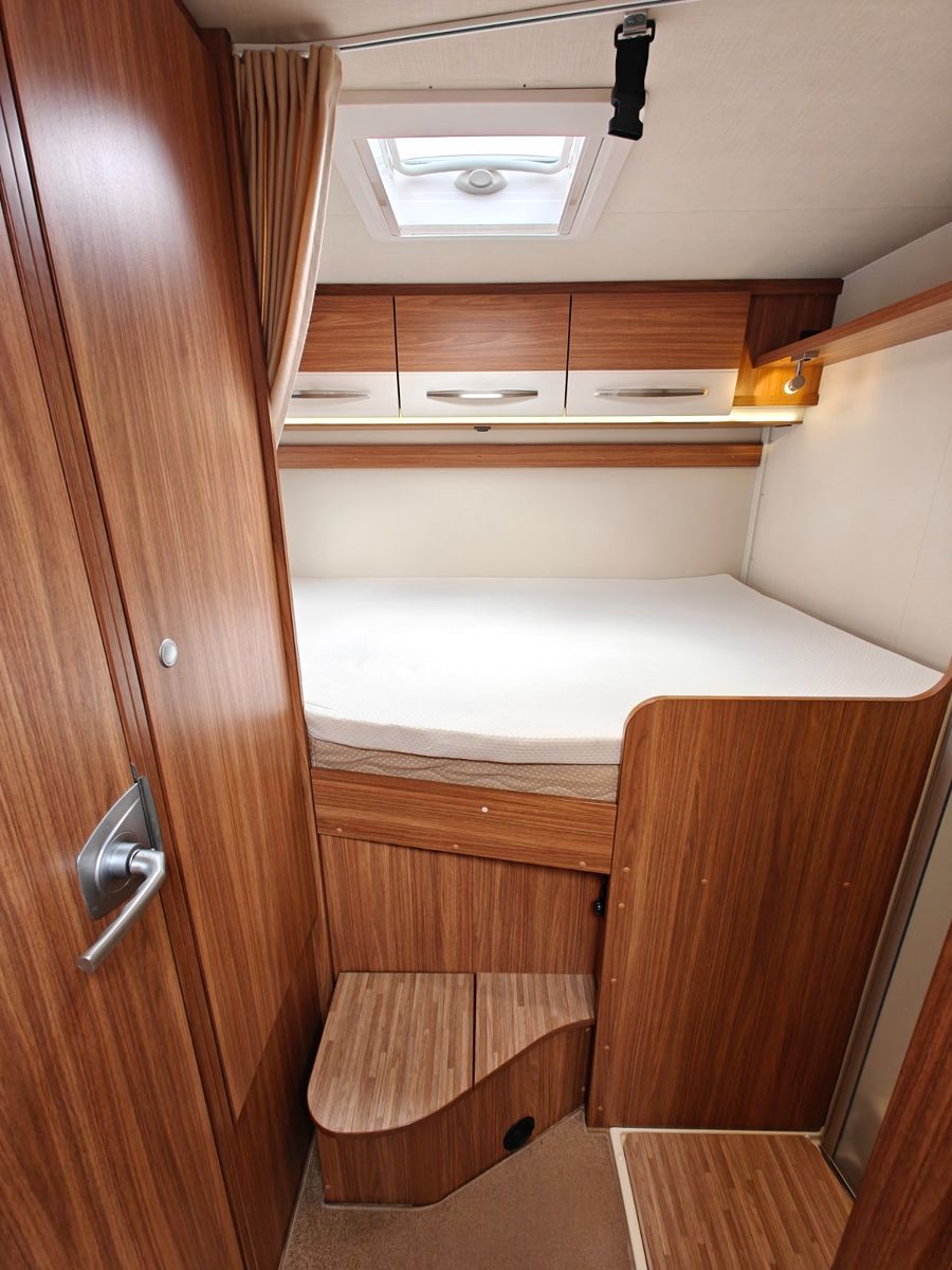 Fahrzeugabbildung Carado T-334 - Hubbett, SAT, TV, Navi, Markise -