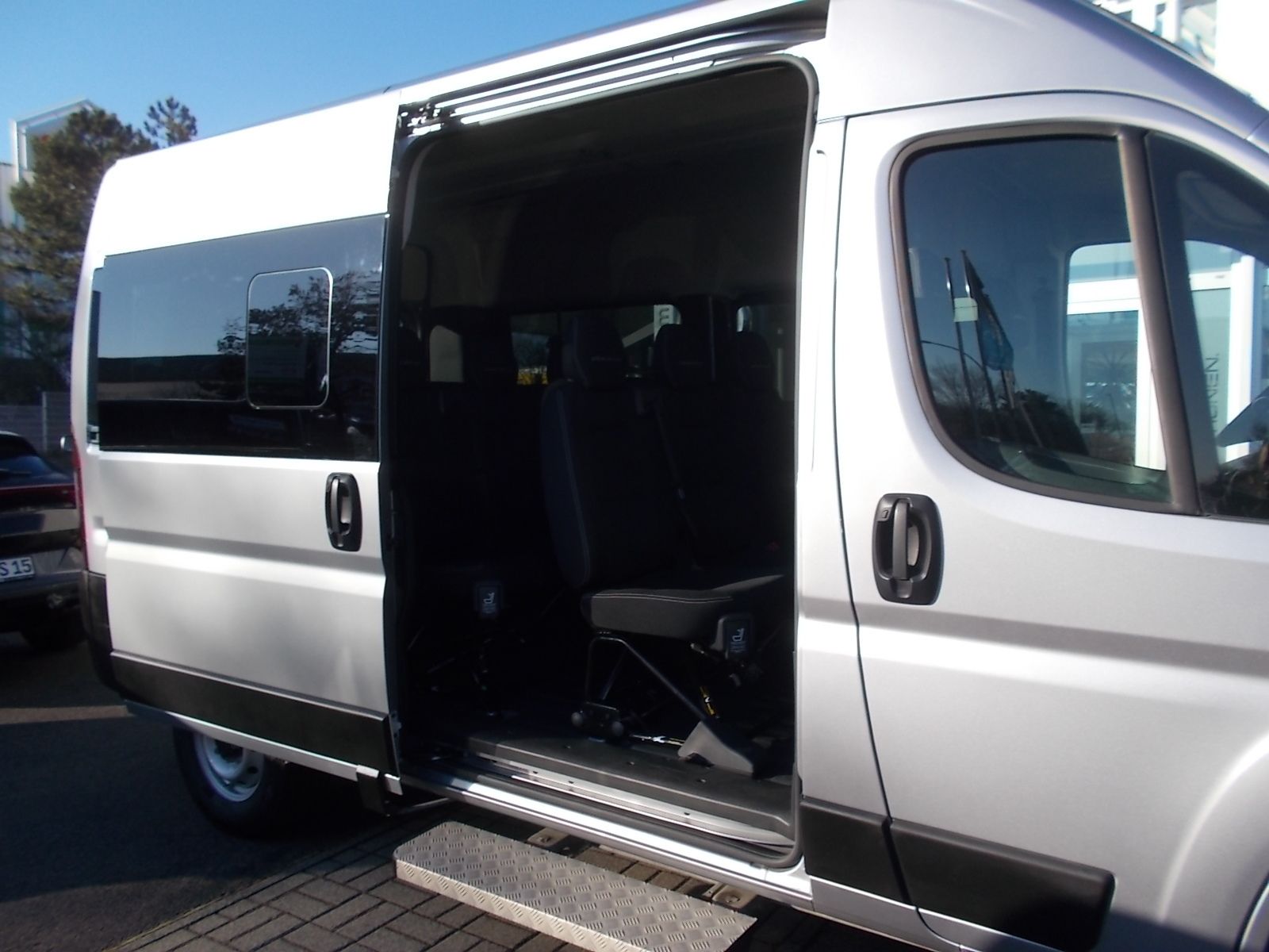 Fahrzeugabbildung Fiat Ducato Kombi 33 L2H2 140 Multijet + 9 Sitzer