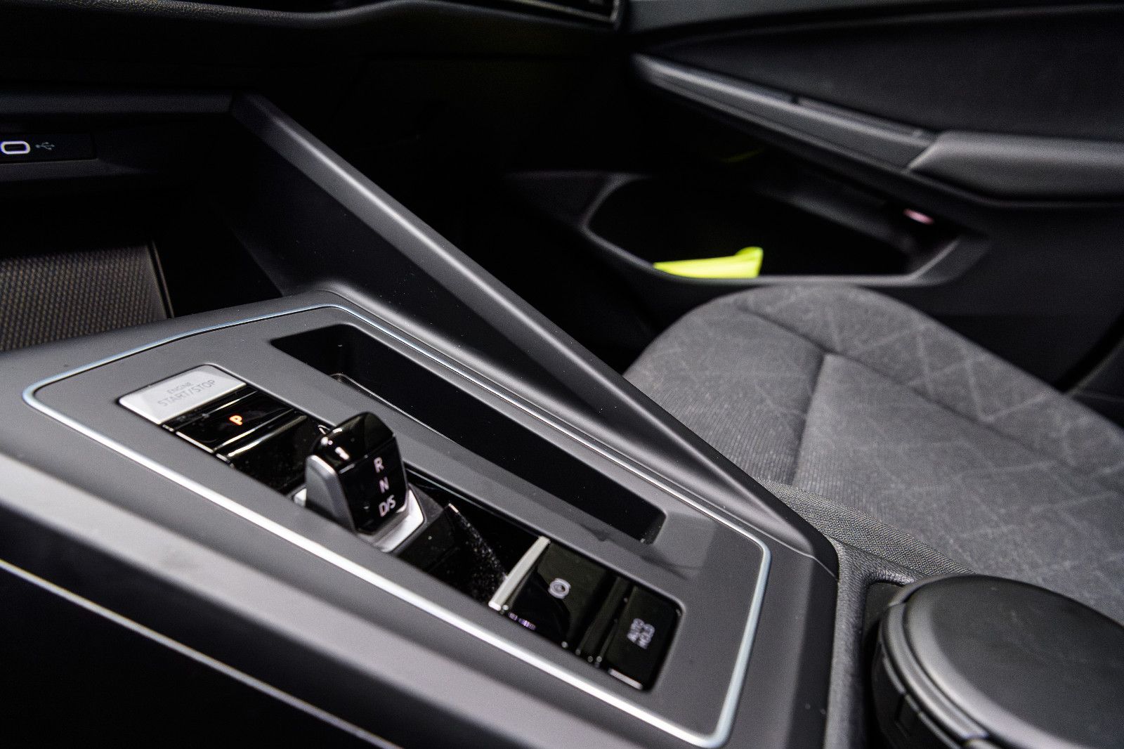 Fahrzeugabbildung Volkswagen Golf VIII Life +STHZ+LED+SHZ+NAVI+PANO+HEADUP