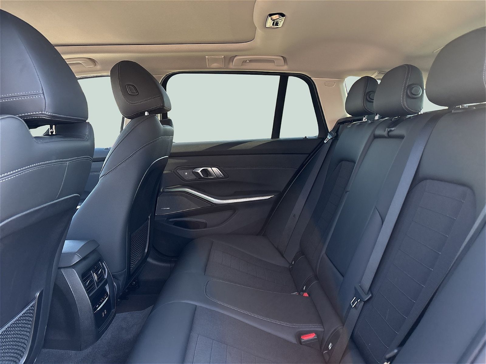 BMW 330e xDrive Touring Sport Line Panoramadach AHK foto 9