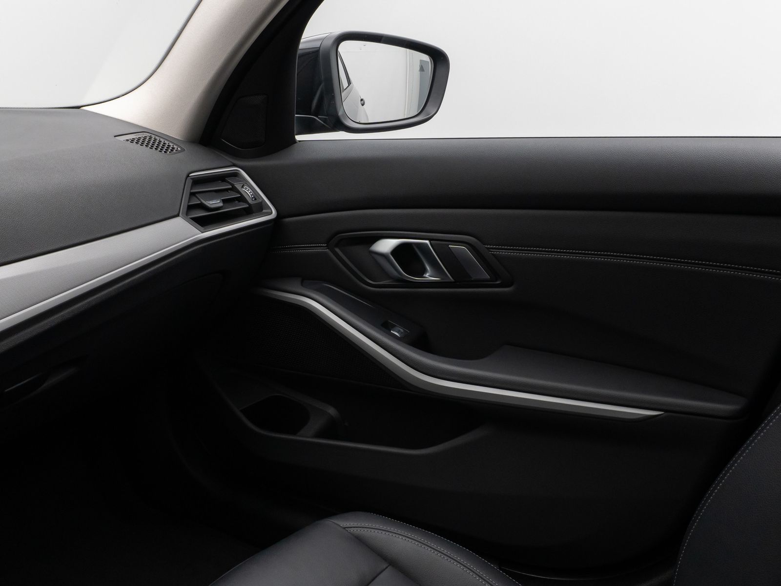 Fahrzeugabbildung BMW 330e Panorama 360° Laser HUD DAB HiFi AHK ACC