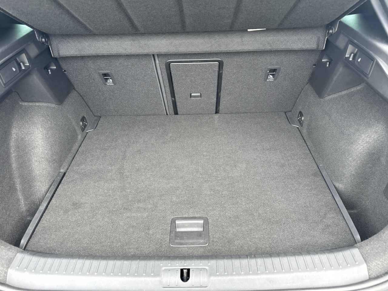 Fahrzeugabbildung CUPRA Formentor VZ 2.0 TSI 4Drive 310 PS DSG*Beats* - mit KI generiert/bearbeitet
