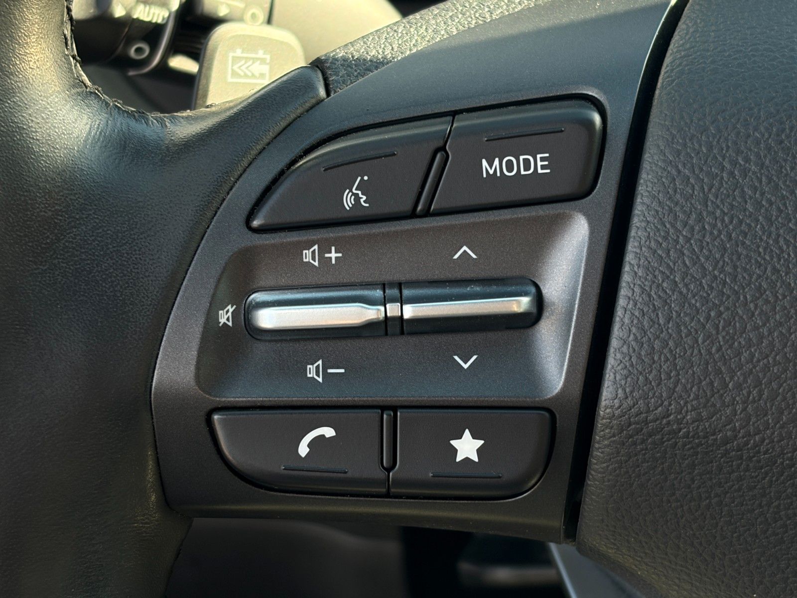 Fahrzeugabbildung Hyundai KONA E SELECT ACC PDC LFA LKA SHZ LHZ CarPlay