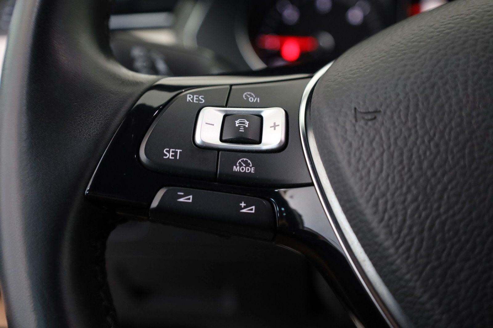 Fahrzeugabbildung Volkswagen Passat Variant R-line 4M,Navi,Kamera,ACC,AHK +WR