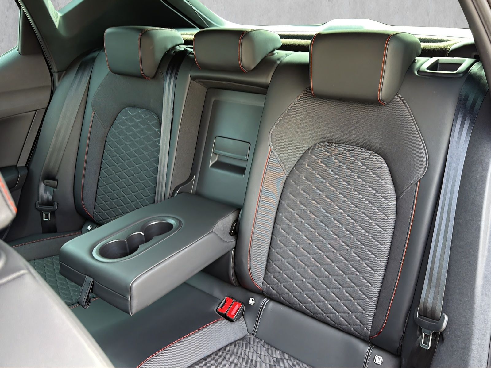 Fahrzeugabbildung SEAT Leon FR DSG NAVI BEATS ACC LED WINTER PAKET PDC