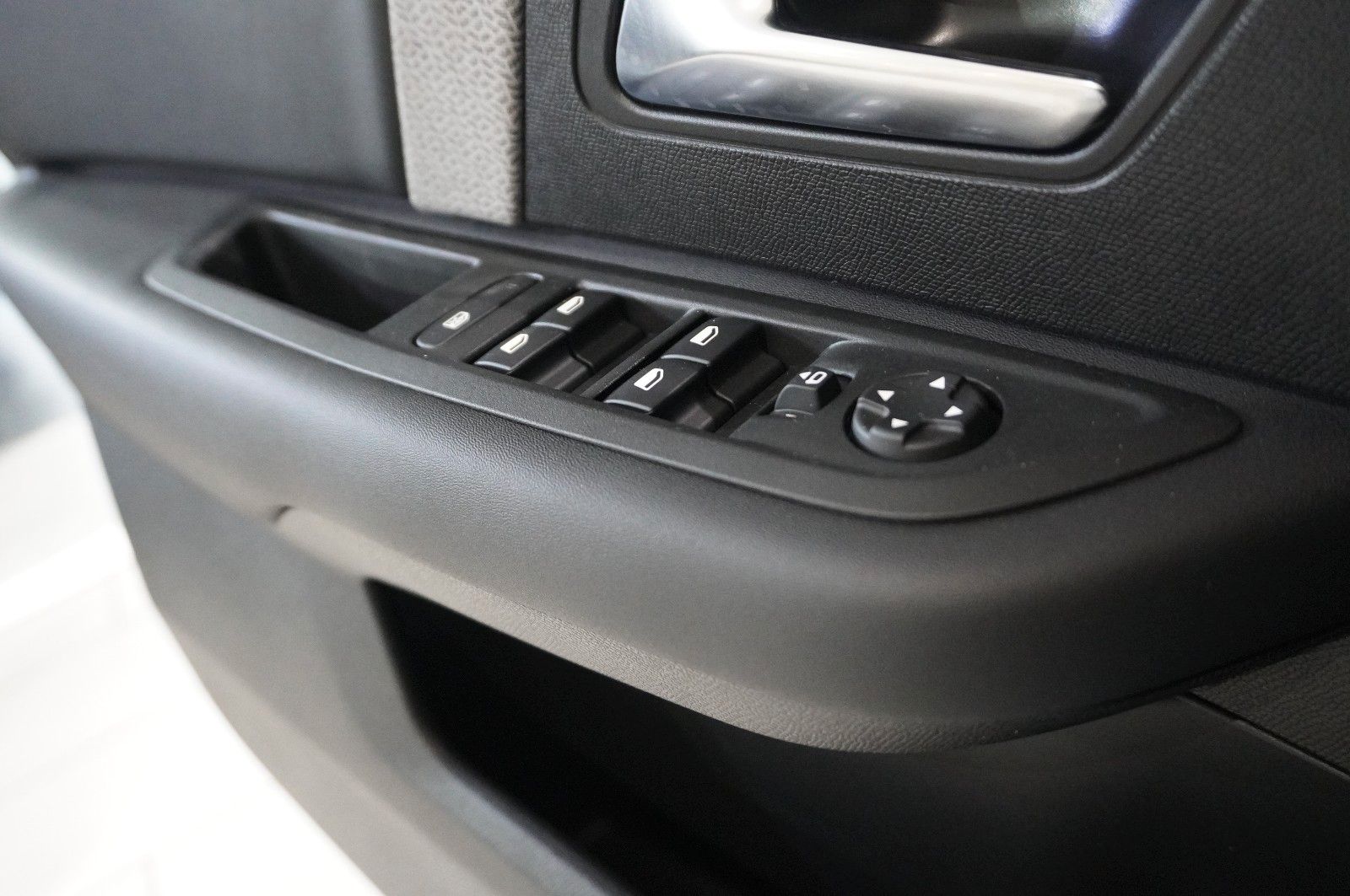 Fahrzeugabbildung Citroën C4 Lim. 1.2T PLUS NAVI/LED/KAMERA/SPORT /VIR/DAB