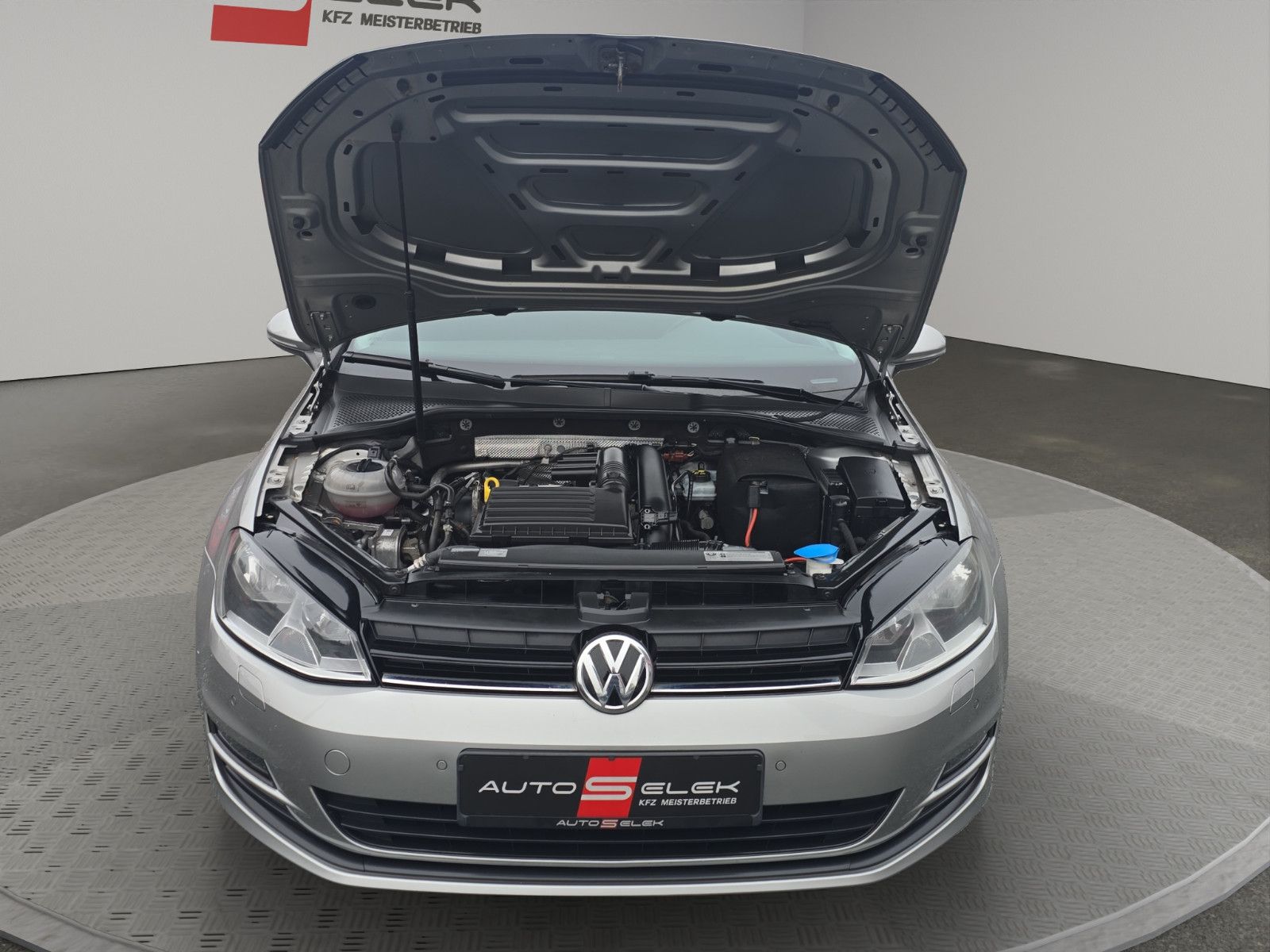 Fahrzeugabbildung Volkswagen Golf VII Cup AUS 1.HAND /Panorama/NAVI/PDC