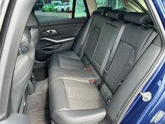 Fahrzeugabbildung BMW 320d SportLine Autom. LED AHK Navi HUD Pano 17"