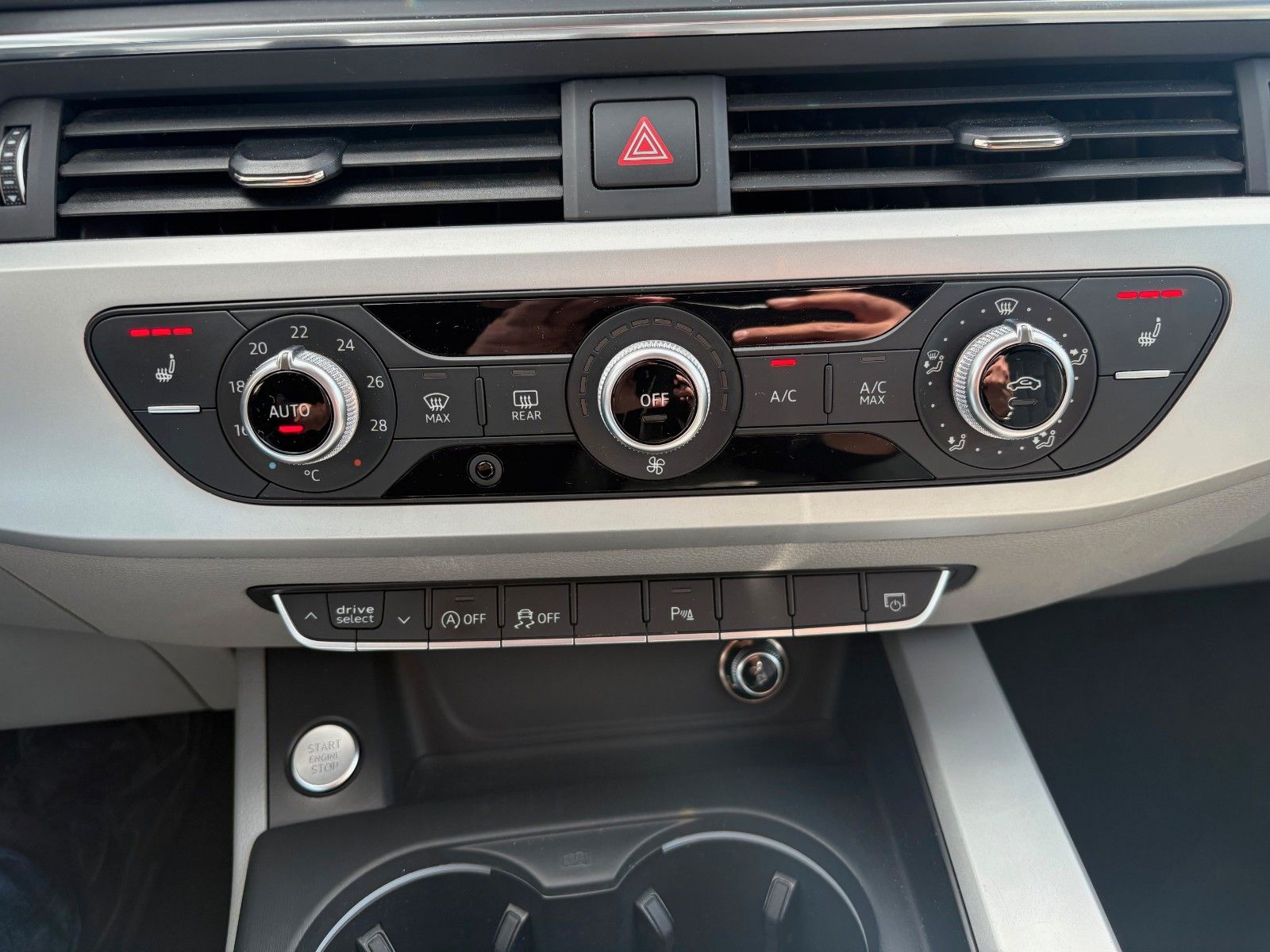 Fahrzeugabbildung Audi A4 2.0 TDI quattro Aut Navi Leder Xenon AHK SPOR