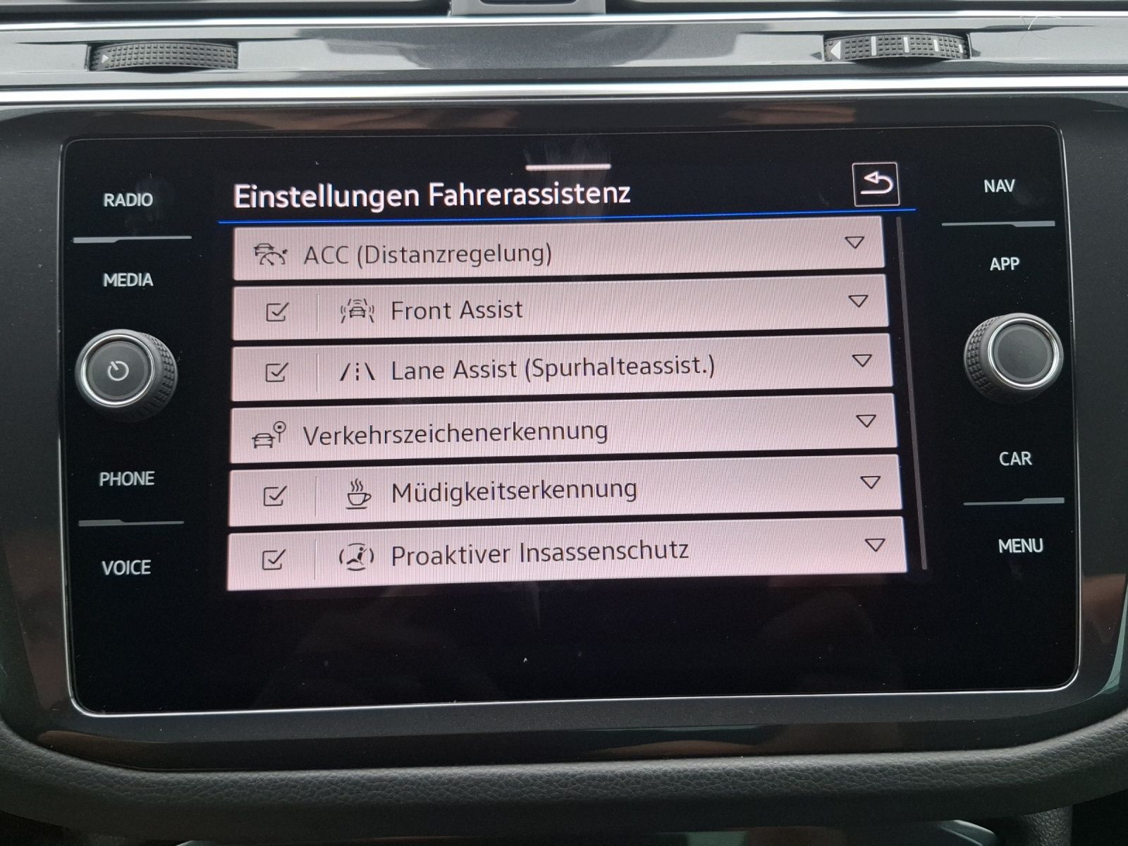 Fahrzeugabbildung Volkswagen Tiguan TSI Life LED Navi AID ACC PDC SHZ