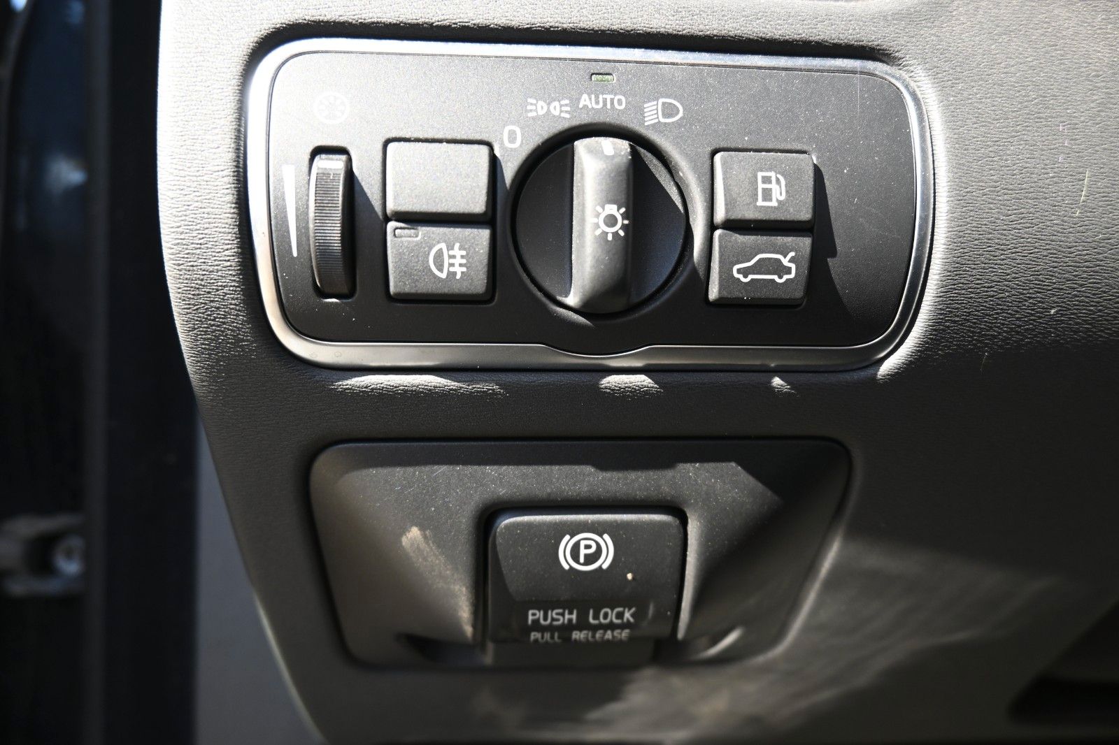 Fahrzeugabbildung Volvo V70 Kombi D3 DPF Black Edition*NAV*TEMP*Mietkauf