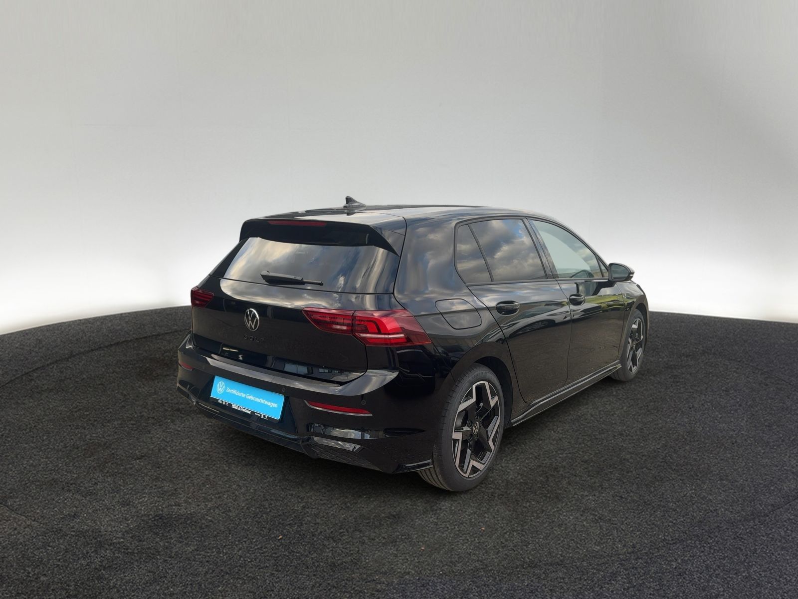 Volkswagen Golf 8 R-LINE BLACK 1.5 eTSI DSG LED NAV KAM 17 foto 4