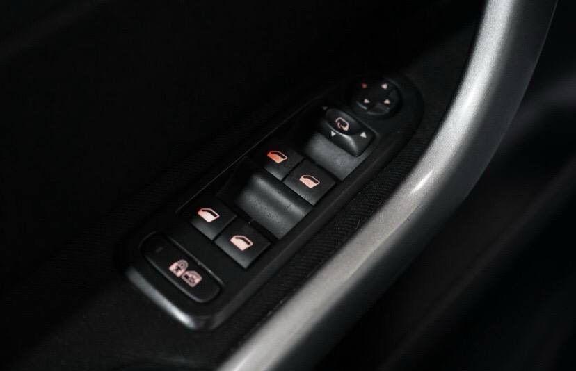 Peugeot 308 2012 — photo 8