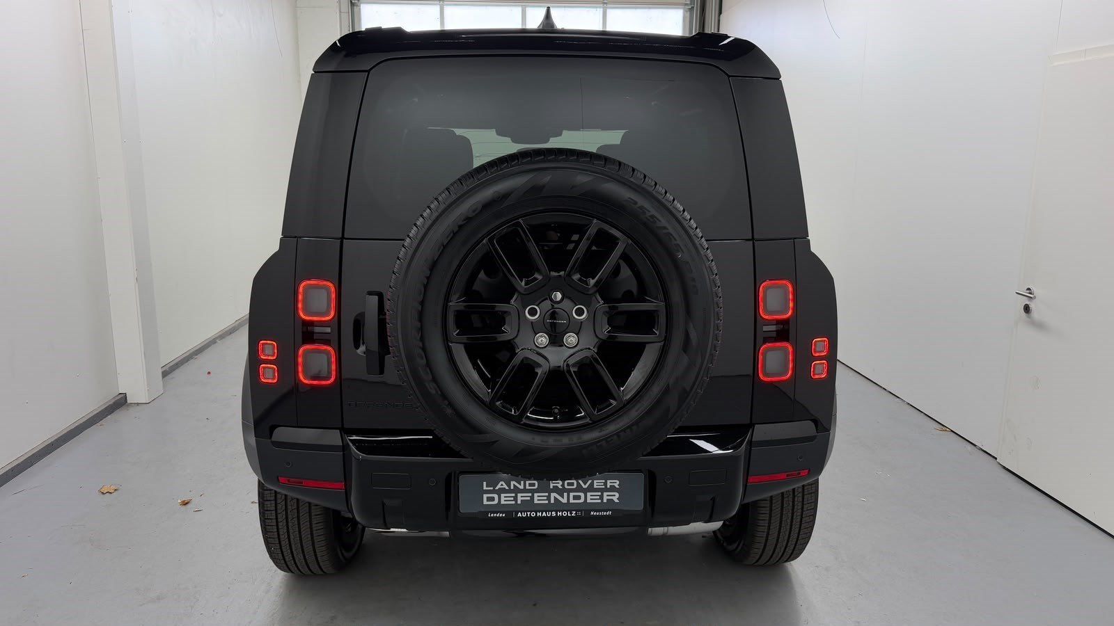 LAND ROVER Defender 110 D200 S Black AHK 19-Zoll – Bild 3