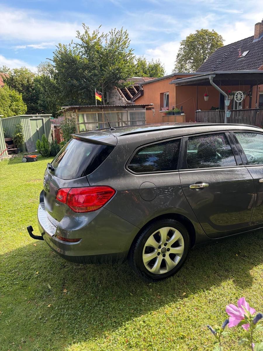 Opel Astra 2012 — rear view