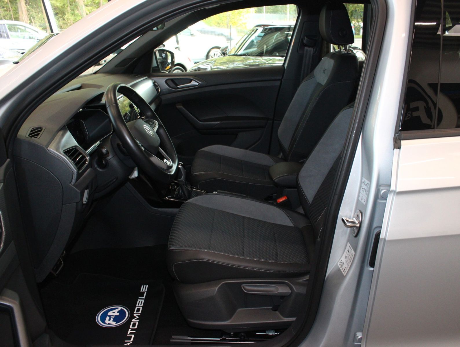 Fahrzeugabbildung Volkswagen T-Cross 1.5 TSI R-Line 1.HAND+ACC+IQ.DRIVE+KMERA
