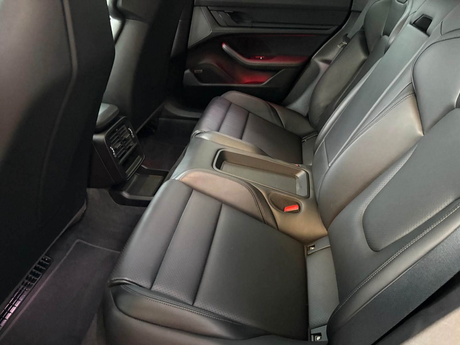 Fahrzeugabbildung Porsche Taycan Sport Turismo/Sportchrono/Bose/Pano/