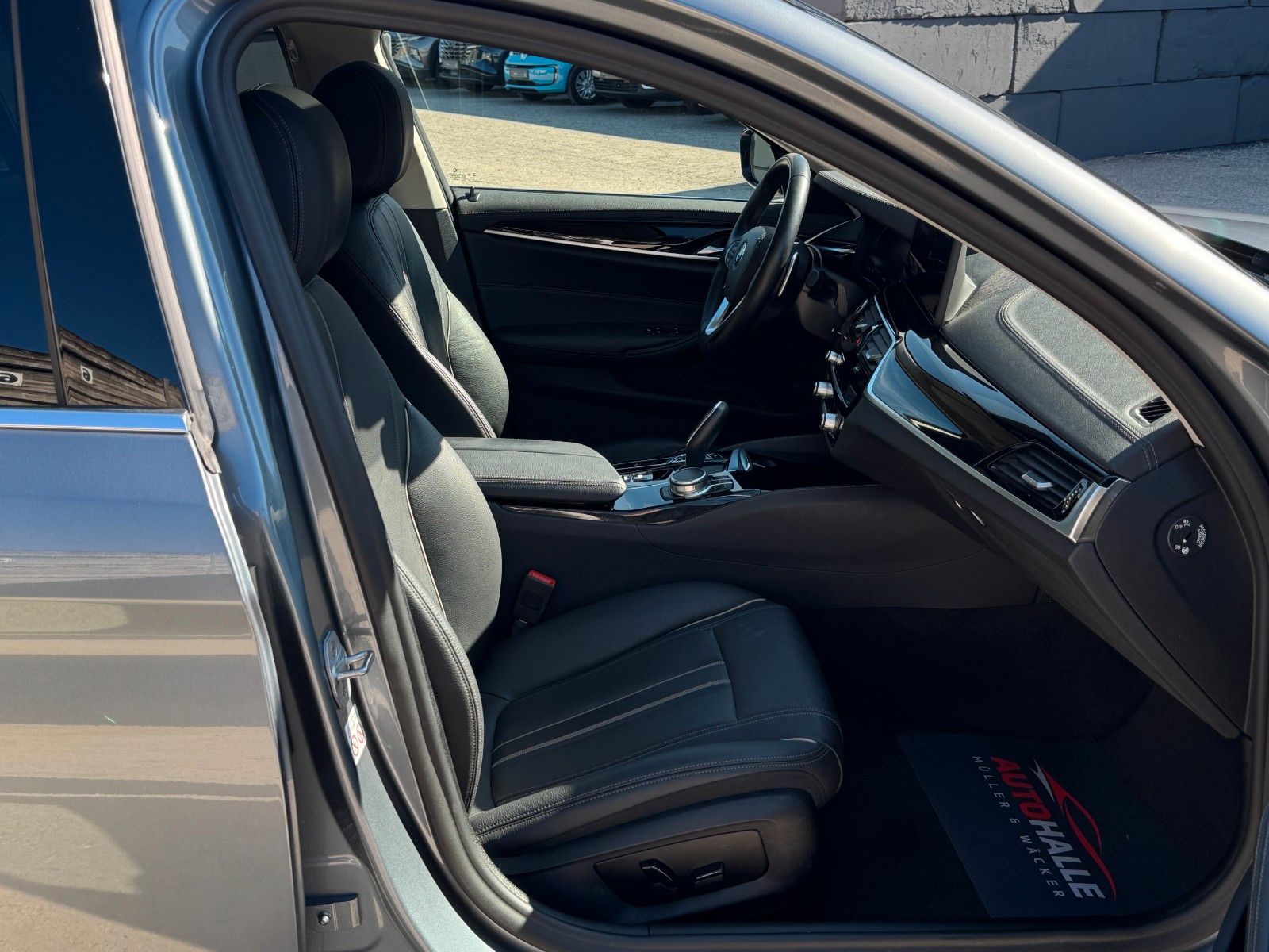 Fahrzeugabbildung BMW 520i Touring Luxury Line Pano Leder HiFi CAM AHK