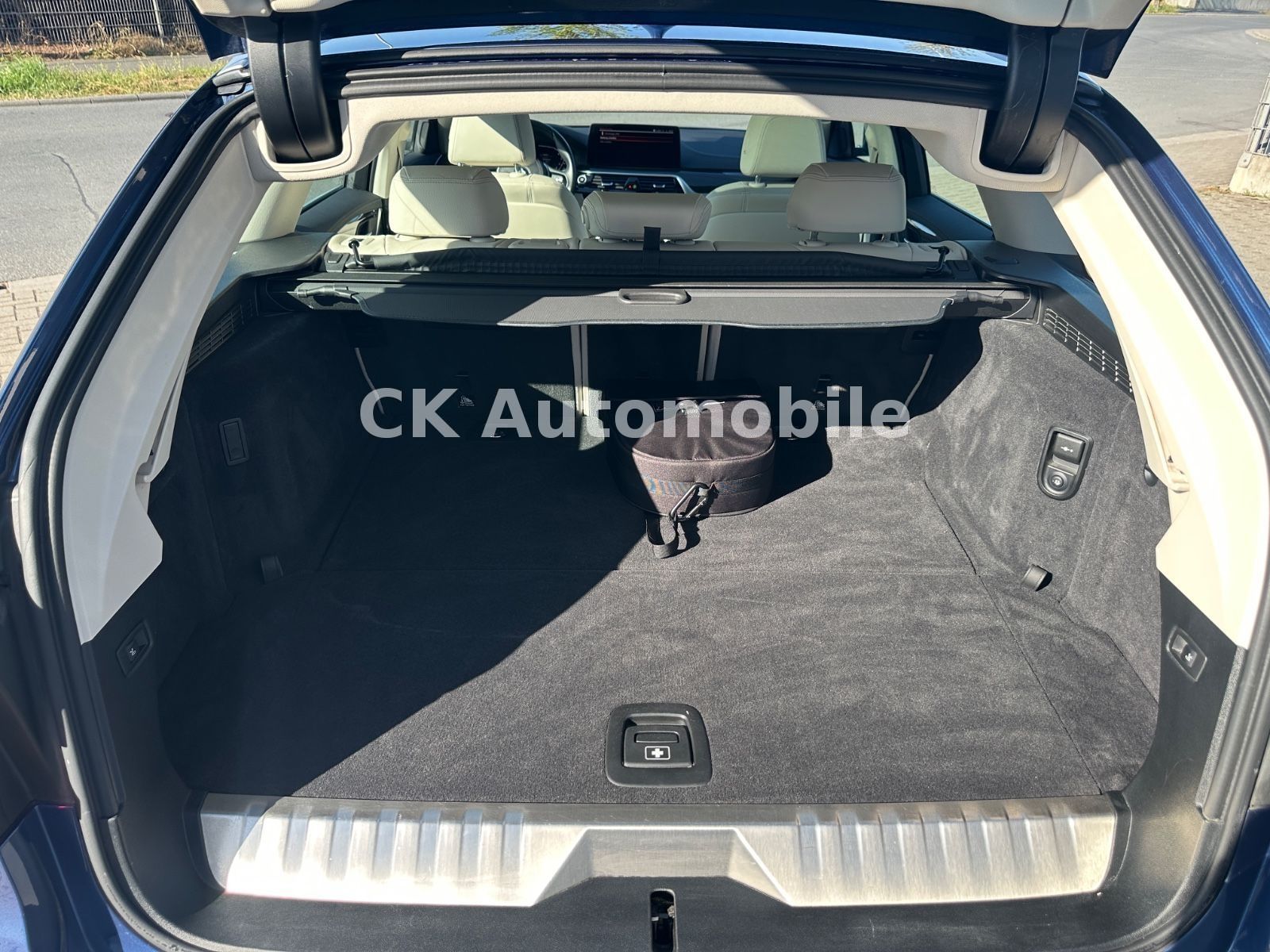Fahrzeugabbildung BMW 530e xDrive Touring Luxury Line/Pano/LED/Kam/AHK