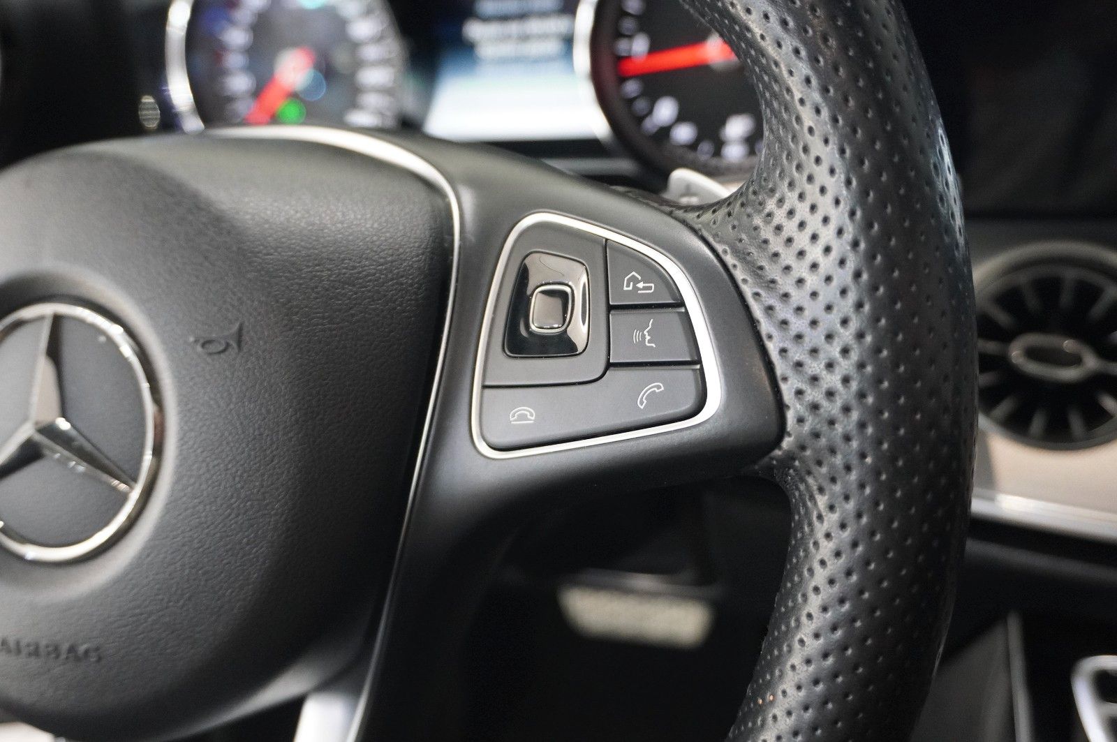 Fahrzeugabbildung Mercedes-Benz E 220D COUPE AVANTGARDE NAVI/LED/KAMERA/SH/PANO.
