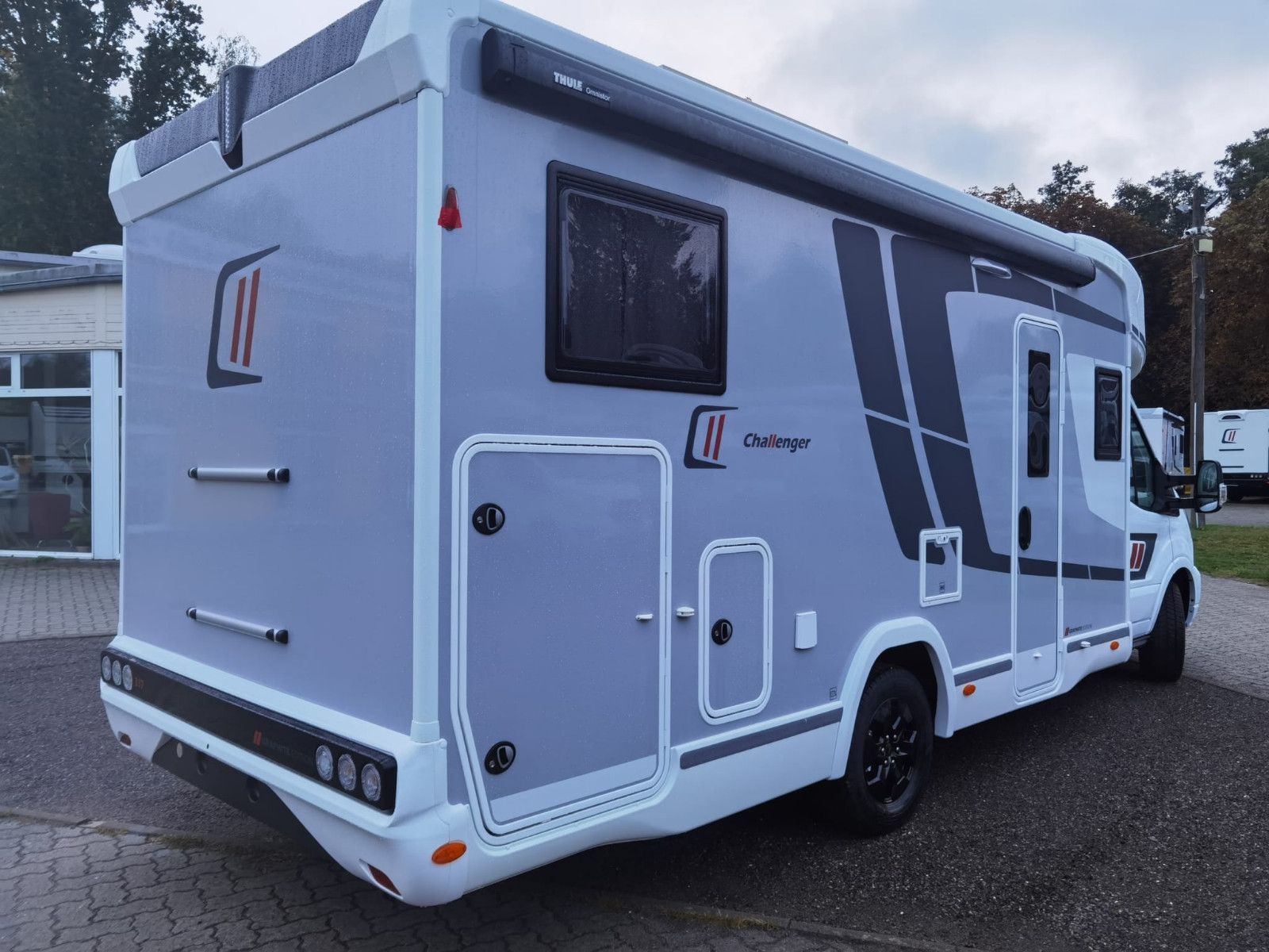 Fahrzeugabbildung Challenger 317 Graphite Edition m. Hubbett
