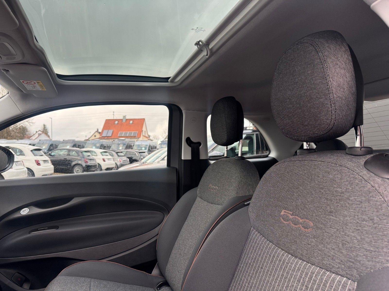 Fahrzeugabbildung Fiat 500e ICON NAVI KAMERA SITZHEIZUNG CARPLAY GLASDA