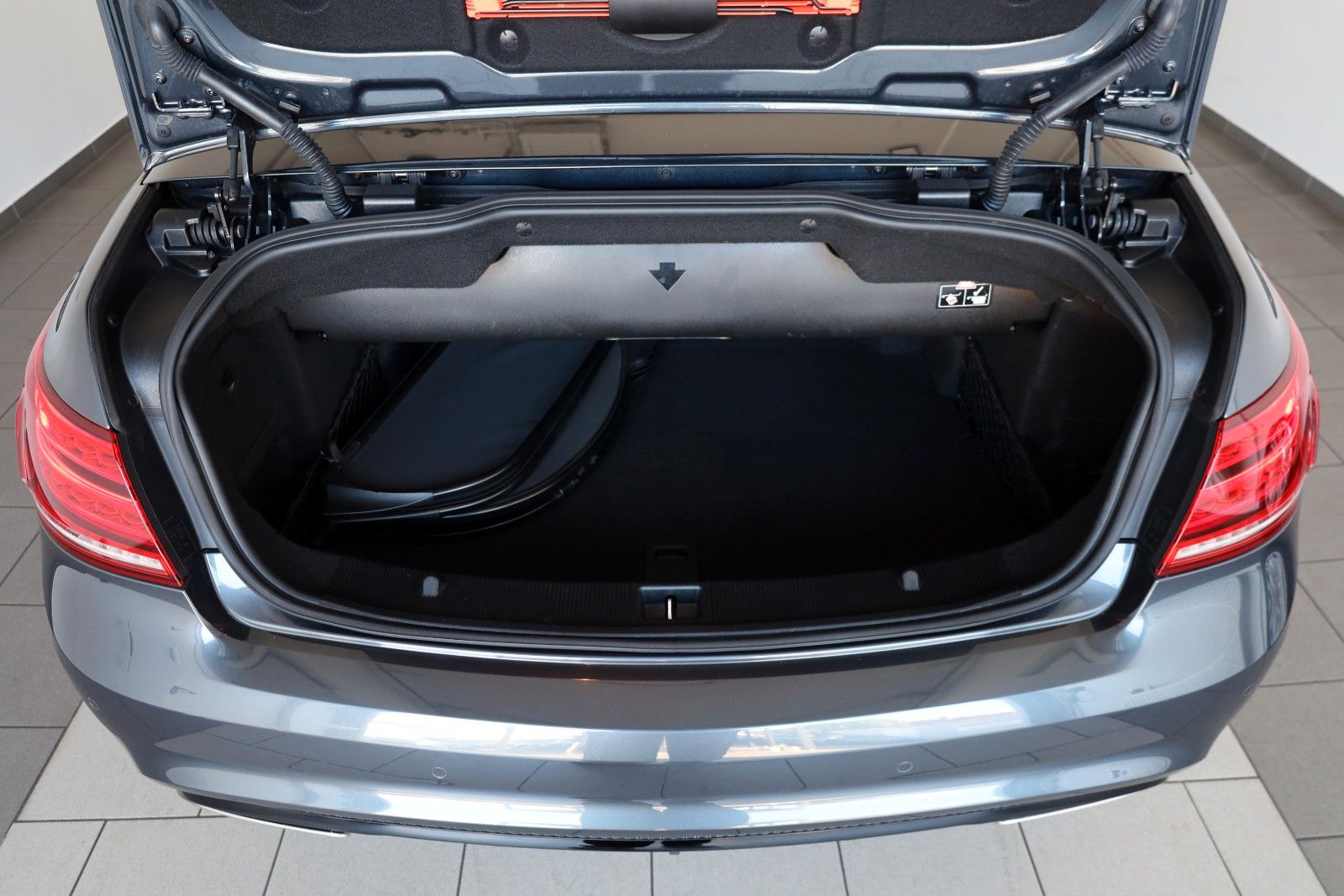 Fahrzeugabbildung Mercedes-Benz E400 Cabrio AMG Line Leder,Navi,LED,H/K,Airscarf