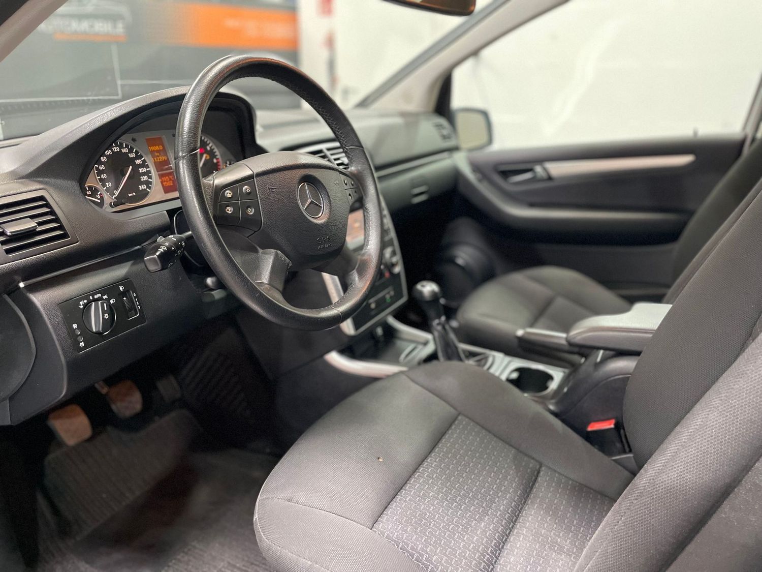 Fahrzeugabbildung Mercedes-Benz B 180 i #SHZ