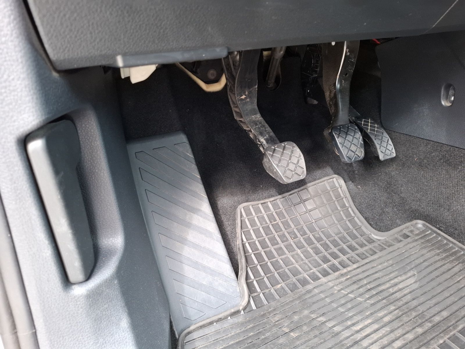 Fahrzeugabbildung Volkswagen Caddy Kombi TDI Basis Navi Klima DAB ACC PDC SH