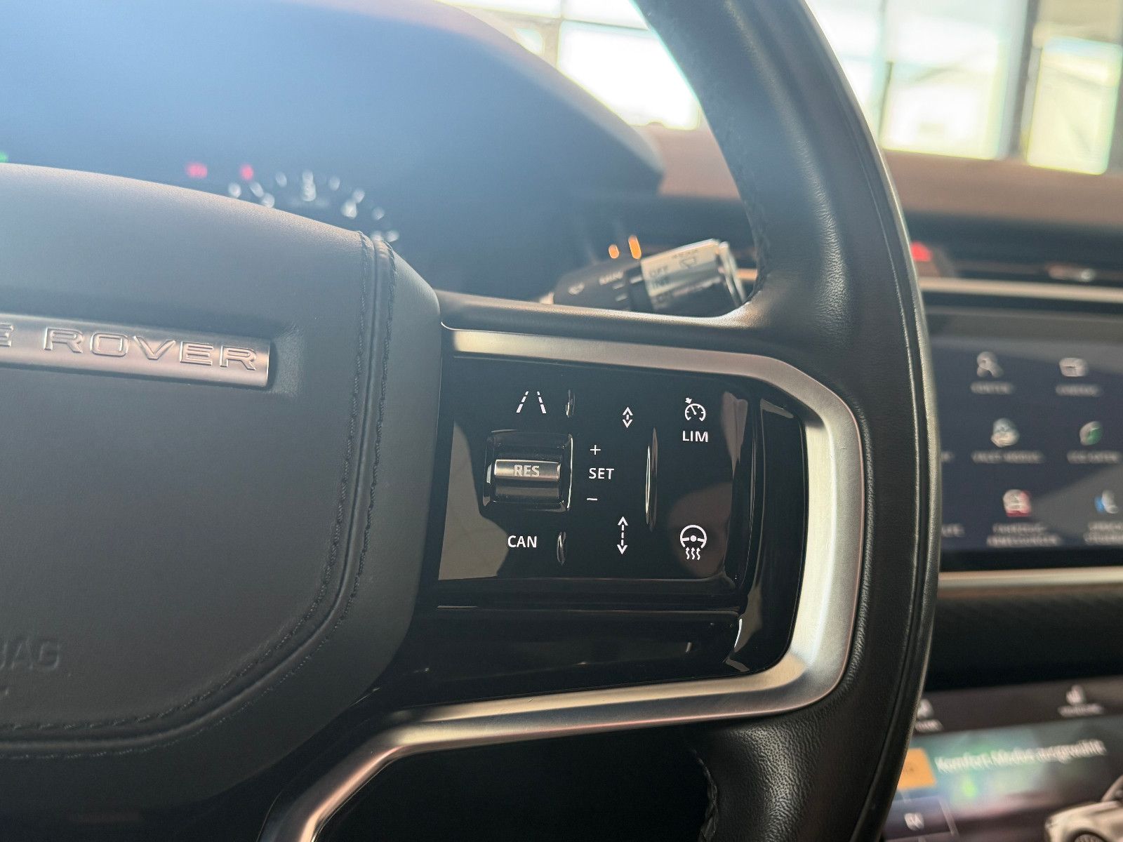 Fahrzeugabbildung Land Rover Range Rover Velar Hybrid S P400e /PANO/MERIDIAN/