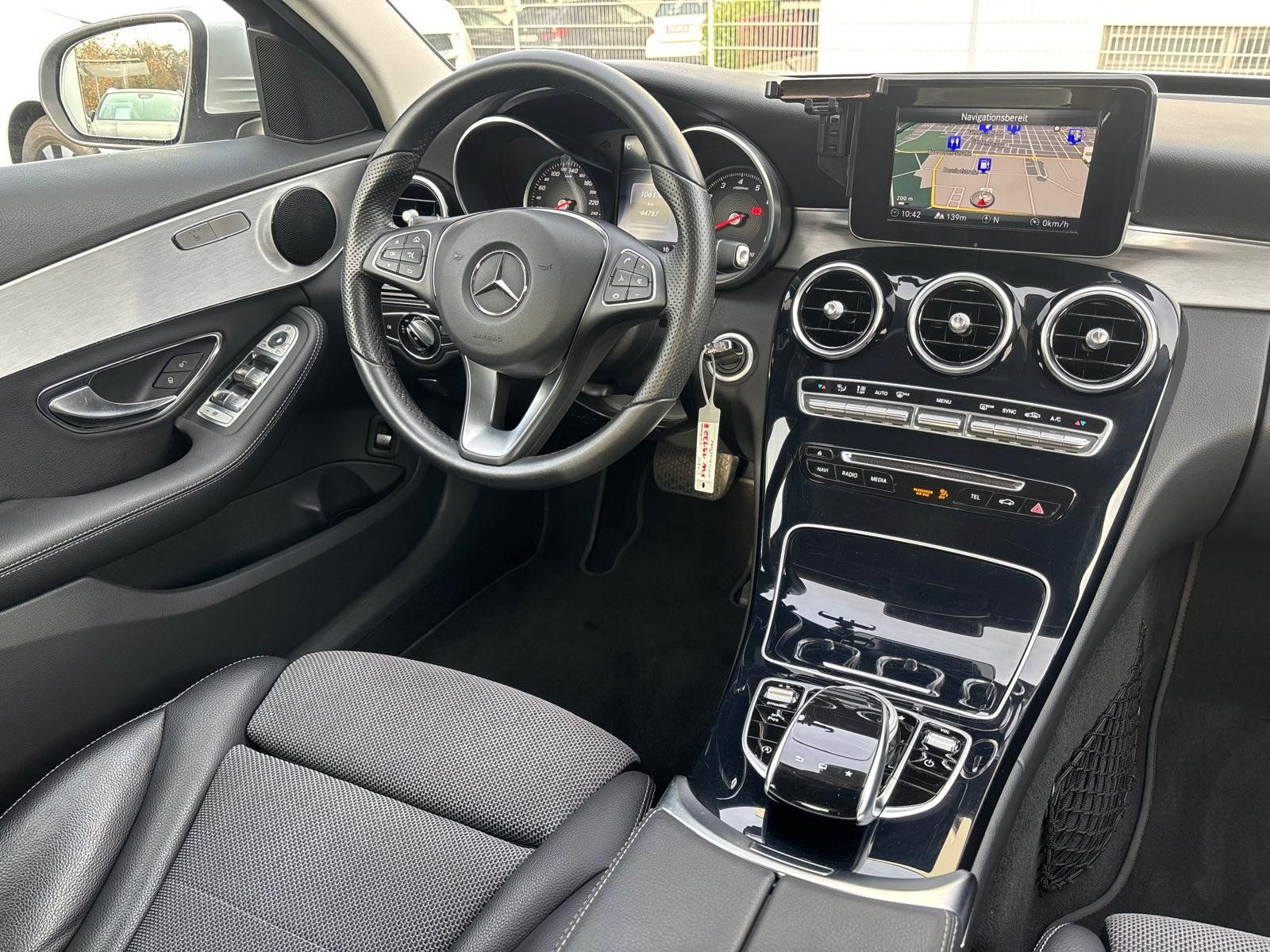 Fahrzeugabbildung Mercedes-Benz C 180 AVANTGARDE*LED*SD-KARTEN-NAVI*AMBIENTEBEL*