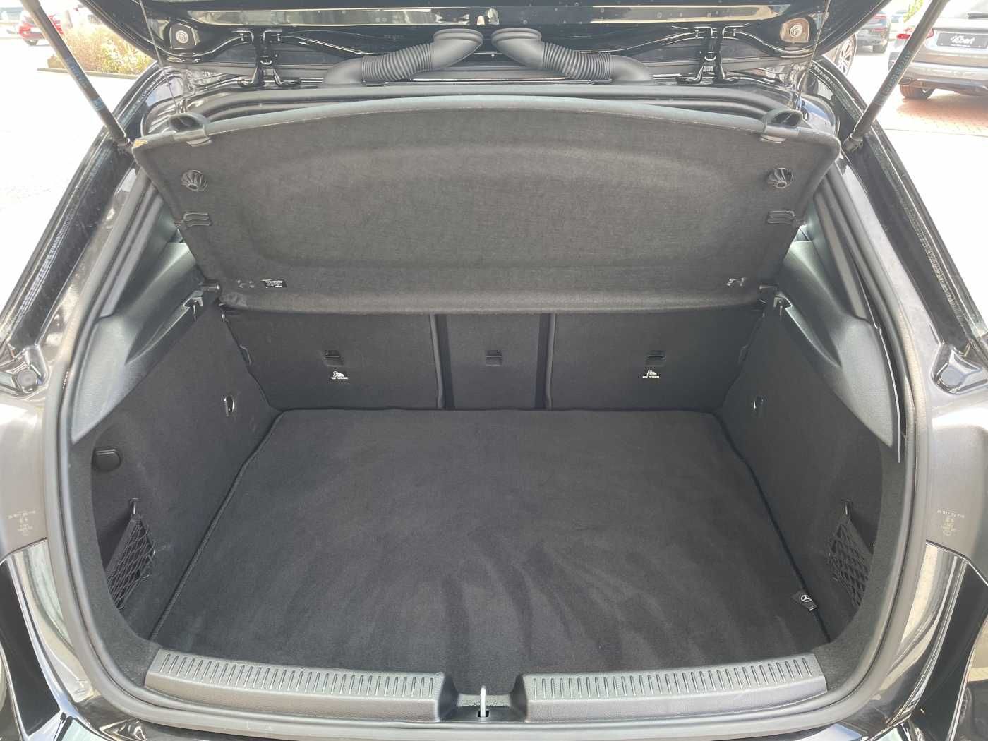 Fahrzeugabbildung Mercedes-Benz A 200 Progressive Pano+R-Kamera+LED+ MBUX+Lenkra