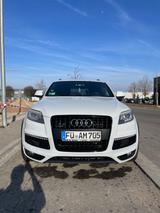 Audi Q7 4.2 TDI quattro tiptronic -S-line, 7 sitze. - Audi Q7 mit Diesel-Antrieb: 4.2