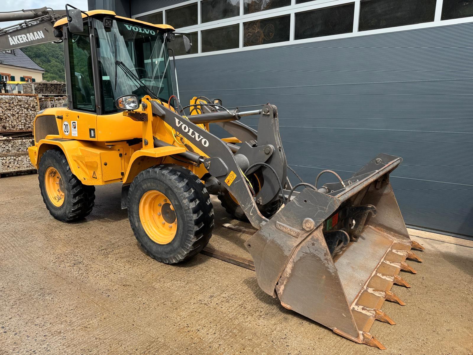 Volvo L 30 G *SW + Schaufel + Gabel* 35