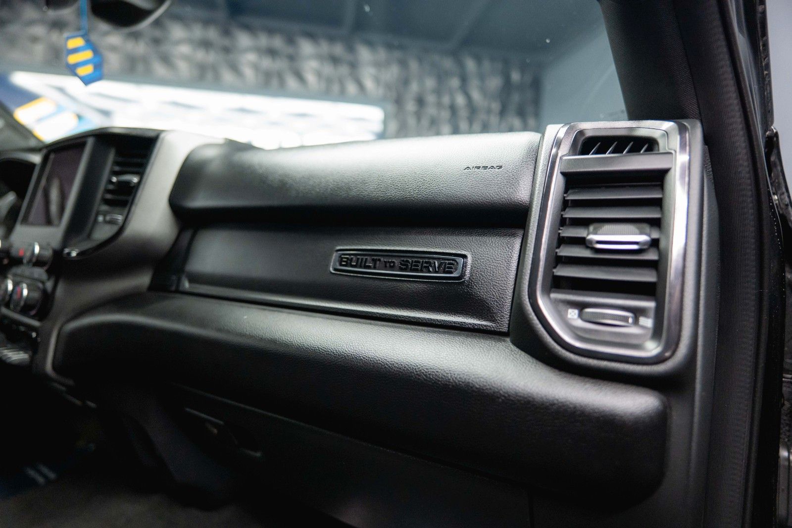 Fahrzeugabbildung Dodge RAM 5.7 V8 HEMI 4x4 Built to Serve AXLE LOCK 19%