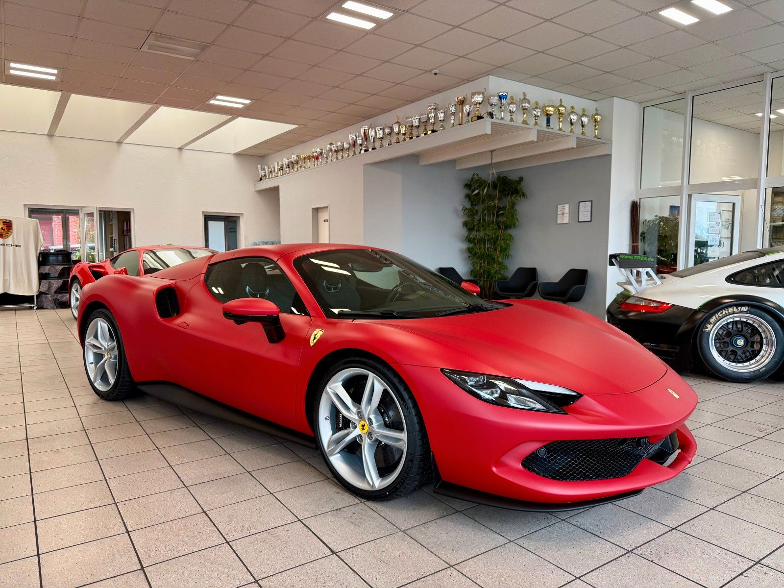 Fahrzeugabbildung Ferrari 296 GTS "Special Color" / LIFT / SURROUND VIEW