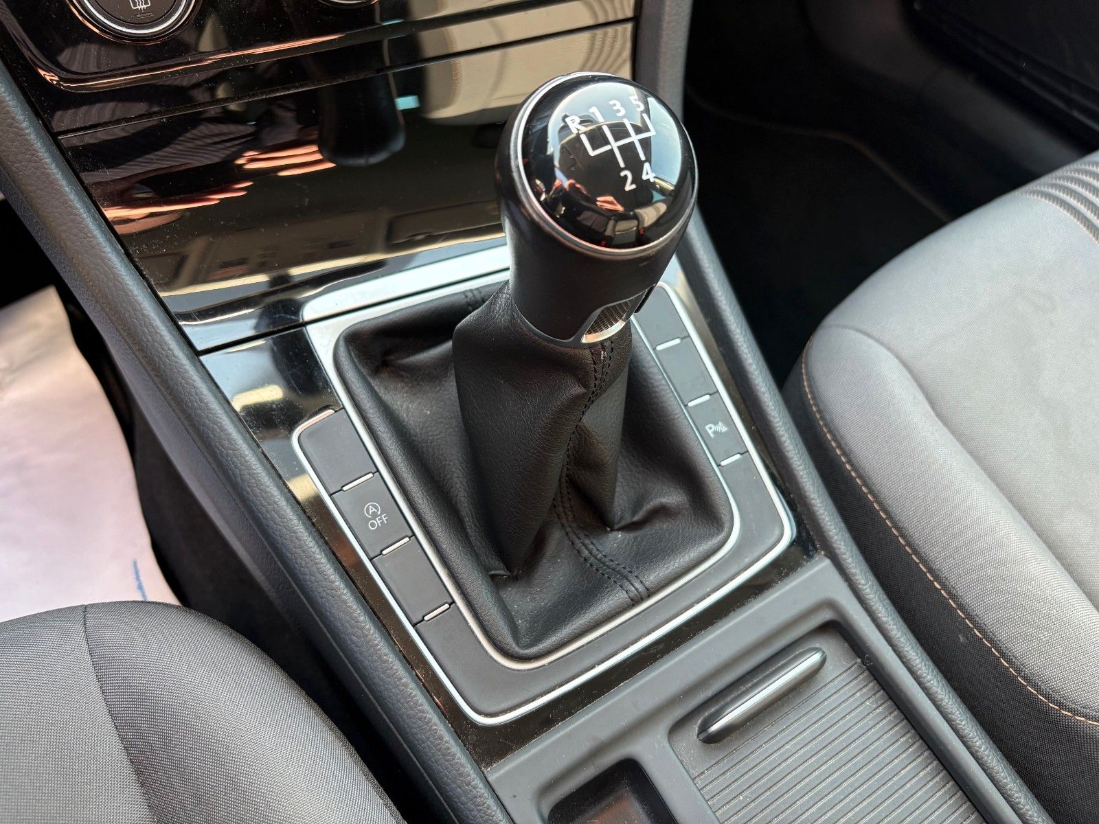 Fahrzeugabbildung Volkswagen Golf VII 1.6 TDI Allstar Navi AHK 2.HD SCHECKHFT
