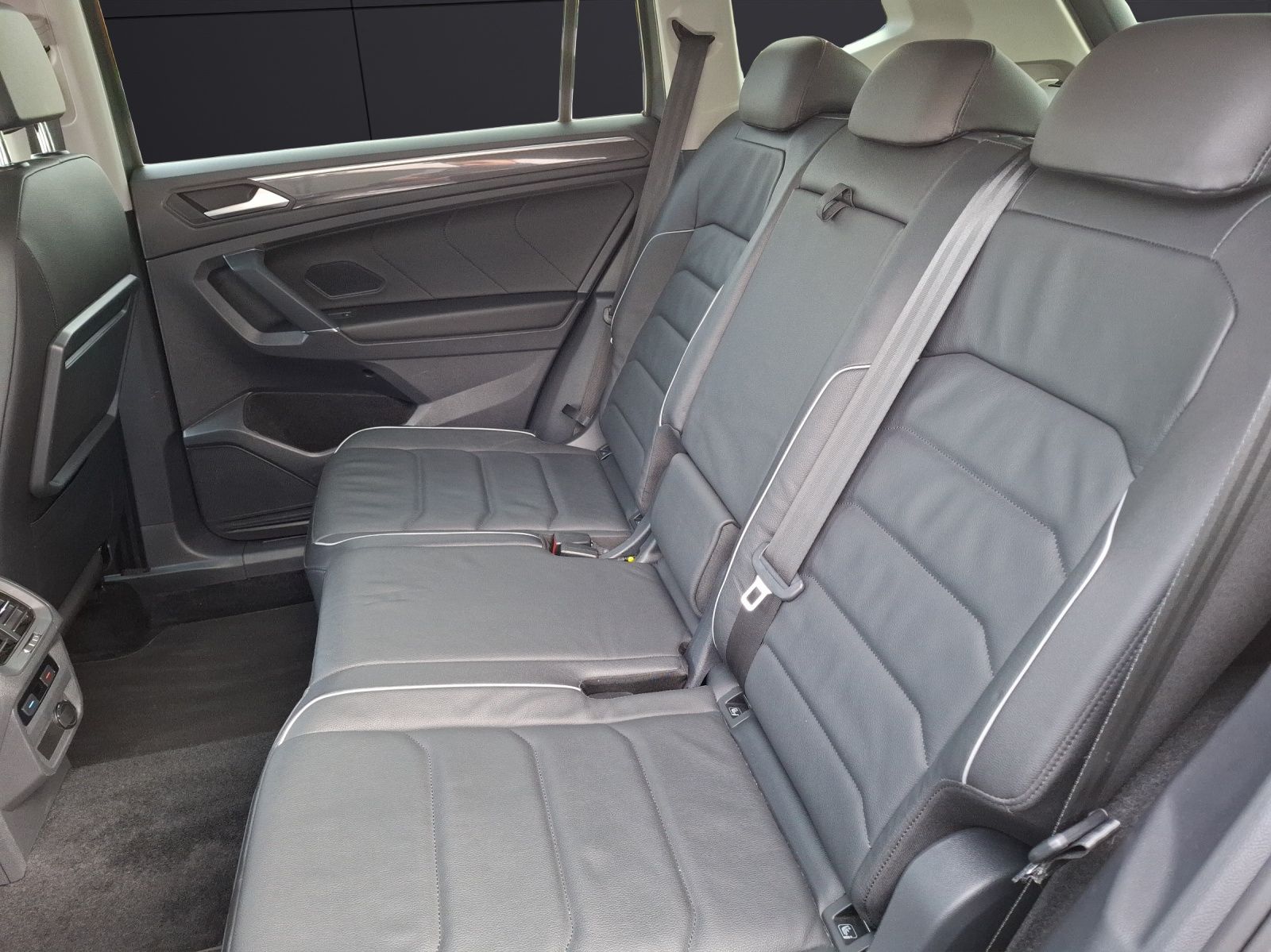 Fahrzeugabbildung Volkswagen Tiguan Allspace TDI Highline 4M DSG R-Line LED A