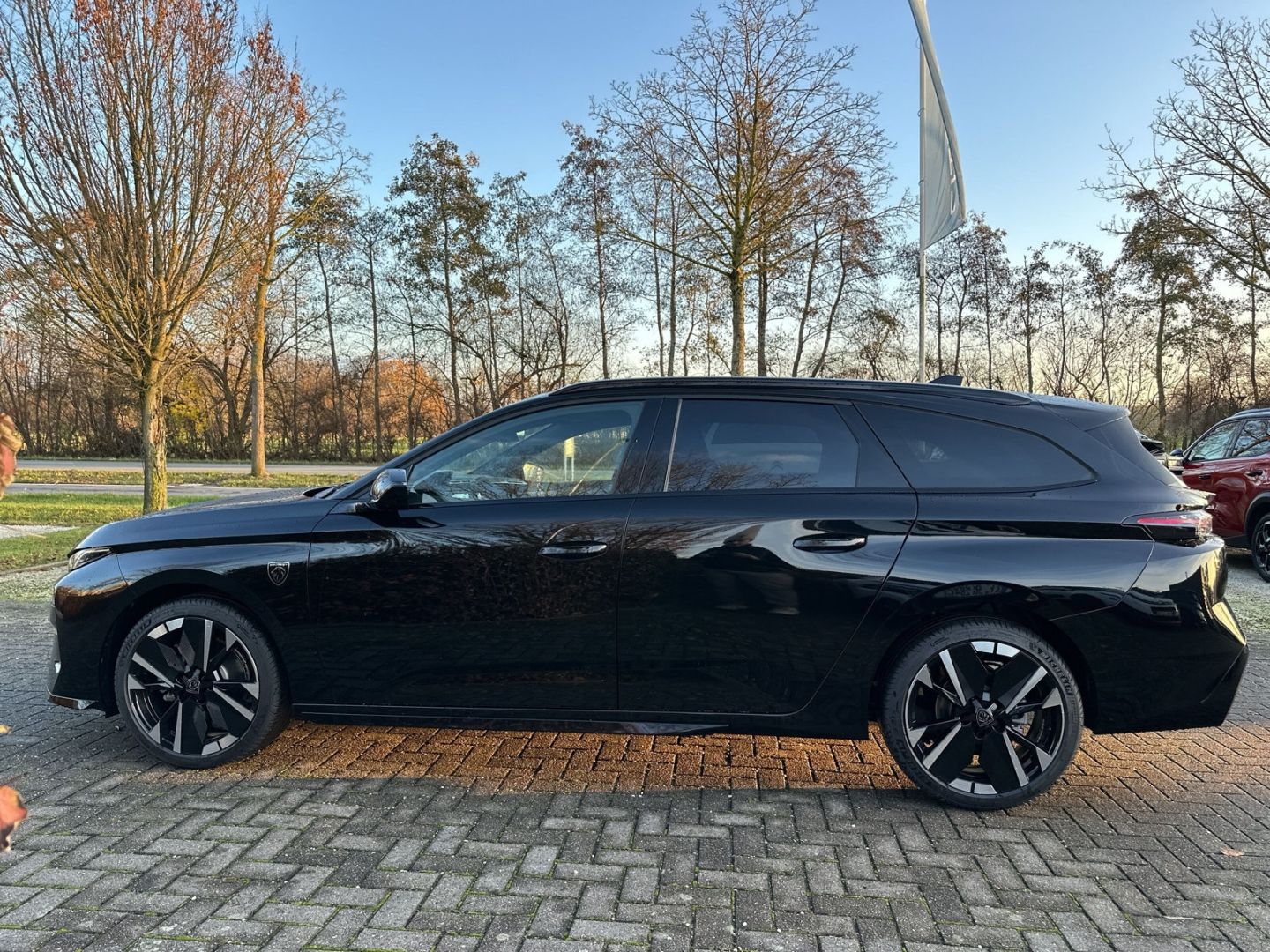 Fahrzeugabbildung Peugeot 308 SW GT HYBRID 145 e-DSC6 El. Pano Navi ACC