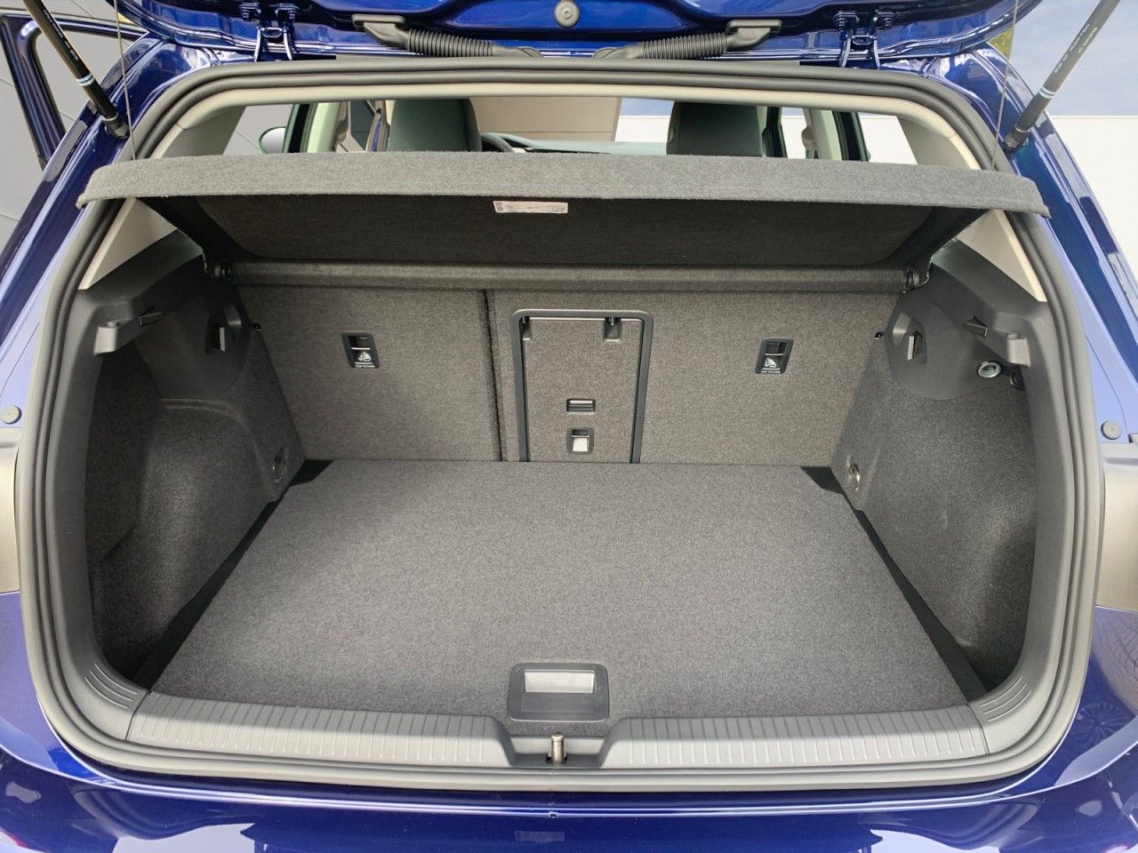 Fahrzeugabbildung Volkswagen Golf VIII 1.5 eTSI Life DSG+ACC+LED+APP-CONNECT+