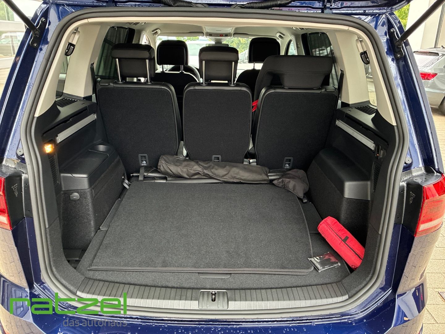 Fahrzeugabbildung Volkswagen Touran R-LINE 1.5 TSI DSG 8-fach+7-Sitzer+AHK